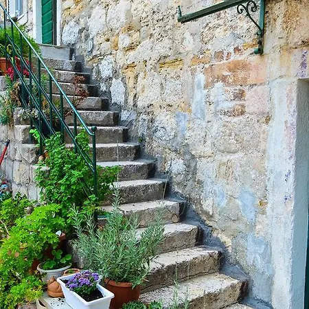 Centre Old Town سبليت